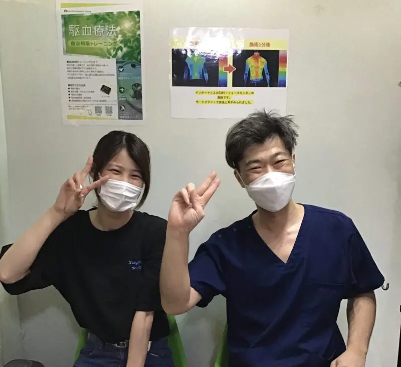 首の痛みで来院された患者様と高座渋谷ポポの木整骨院スタッフの写真