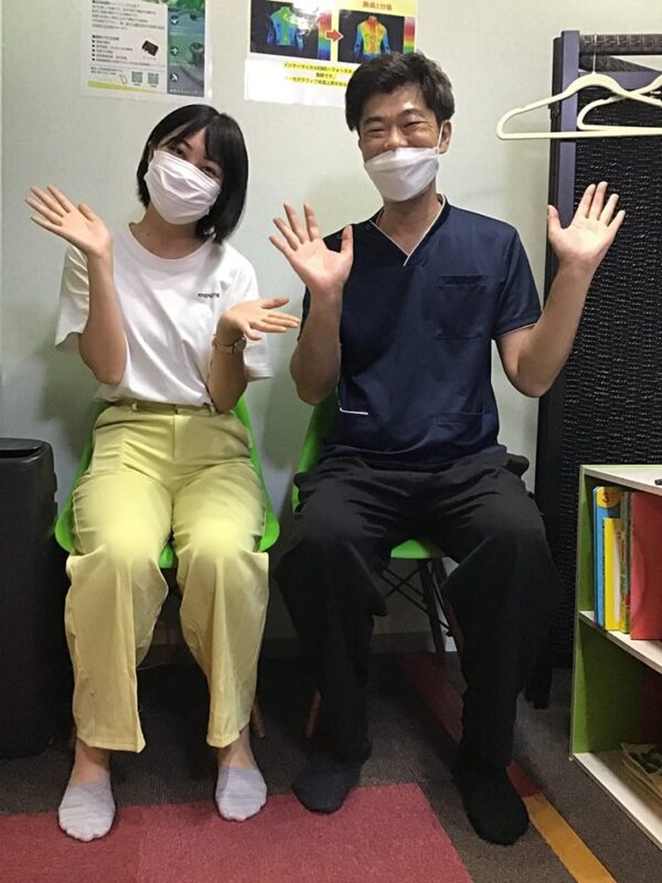 立ち上がると腰が痛かった20代女性患者様との写真