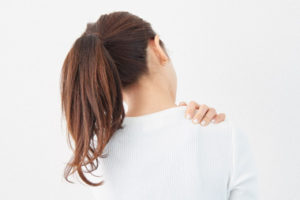 肩周辺の痛みに悩む人のイメージ画像