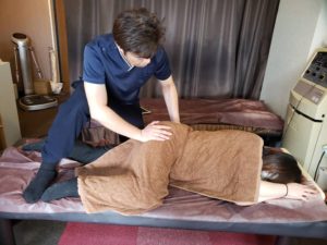 高座渋谷ポポの木整骨院での施術風景