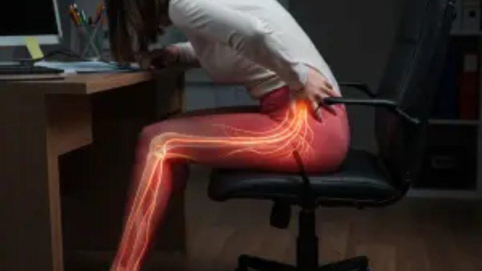 ヘルニアの痛みとしびれで悩む様子