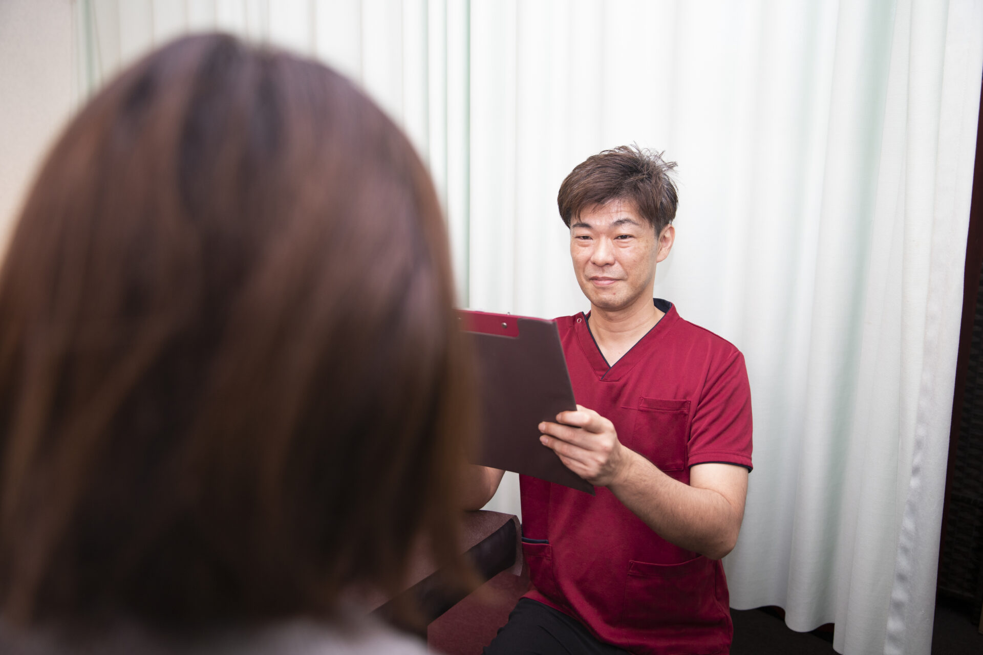 大和市の整骨院院長による慢性腰痛の根本原因分析とカウンセリング風景