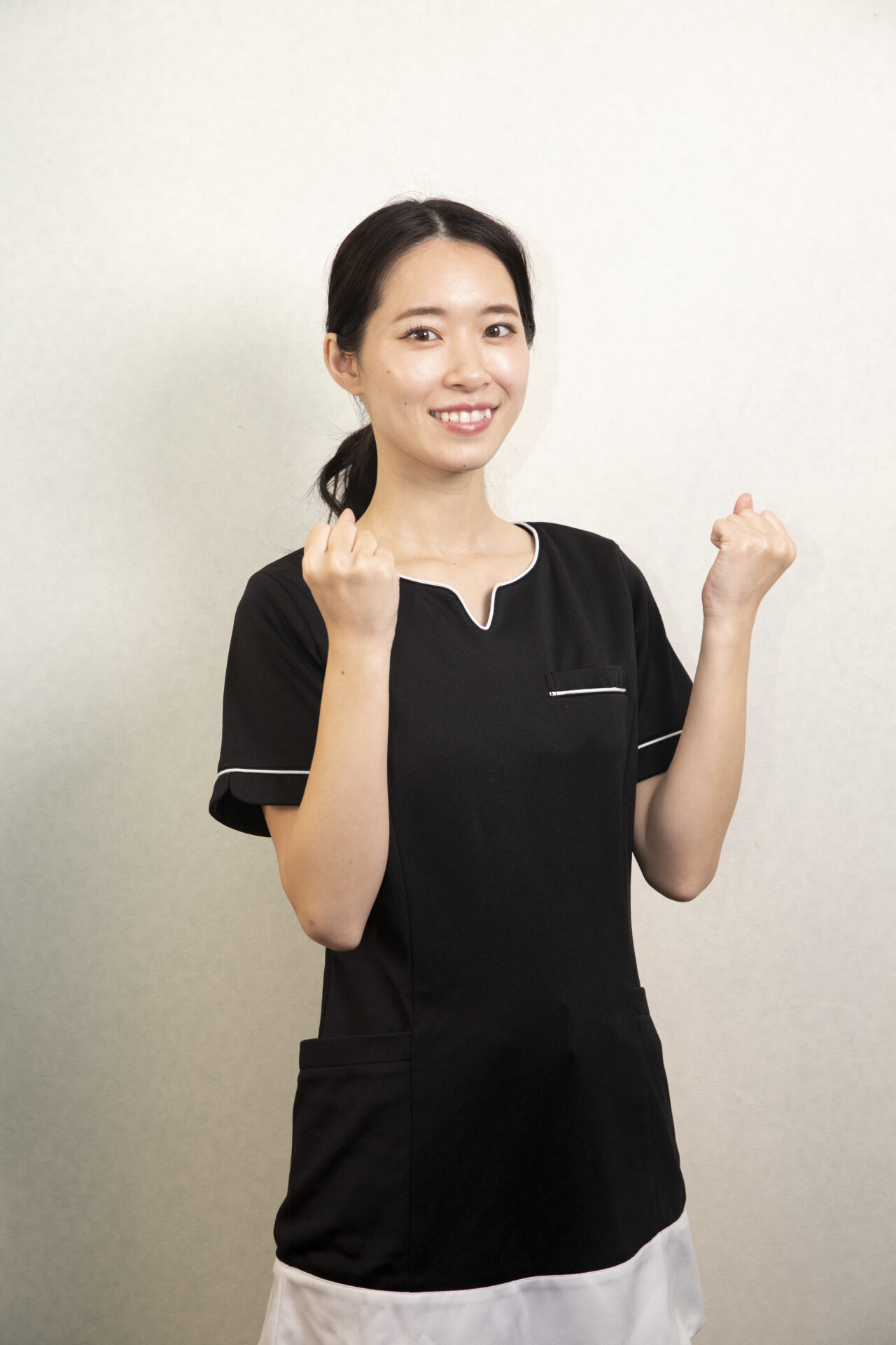 女性スタッフによる丁寧な施術風景