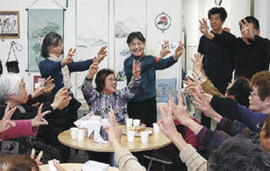 タウンニュースに体操教室をしているところをメディアに取り上げられた写真