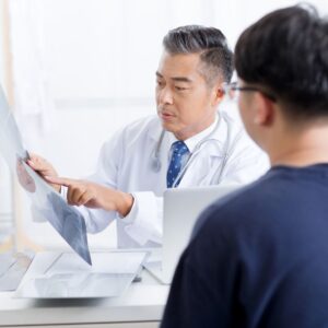 できるだけ早く整形外科で診察を受ける