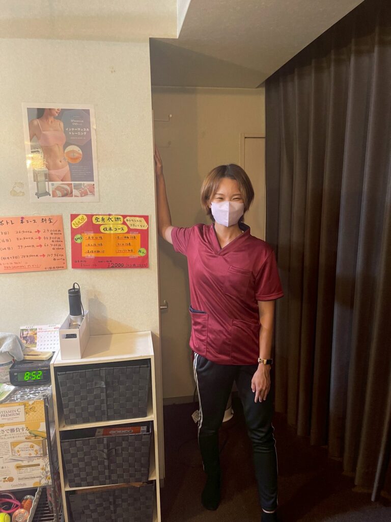 胸郭を広げる指導している画像