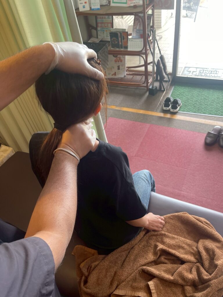寝違えで痛くない方向に動かす