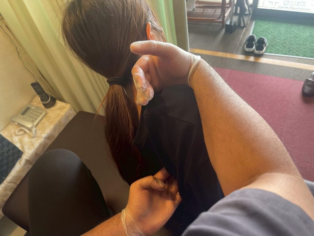 筋膜リリースで肩甲骨の動きをよくして首の負担を減らす手技