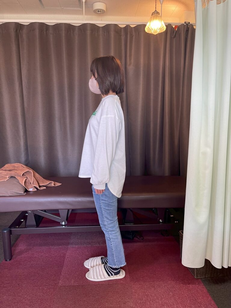 ストレートネックの方の横からみた画像