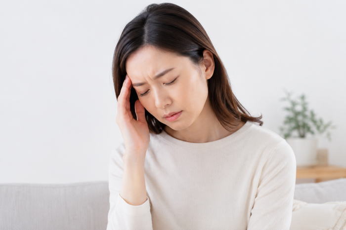 頭痛に悩む女性の写真