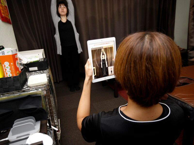 院内で姿勢や身体の動きを確認する様子